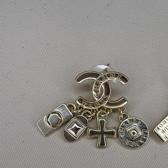 Chanel light gold Earrings - Picture 3 of 5